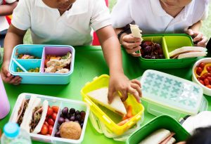 kids-eating-lunch-elementary-school_11zon