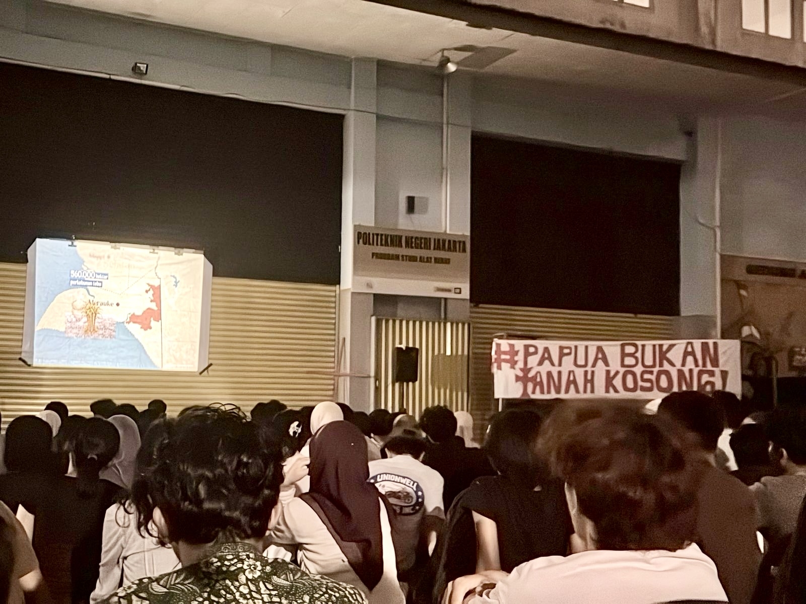 BEM PNJ bersama HMJ mengadakan kegiatan nonton dan diskusi bersama film dokumenter Pesta Babi, Jumat (22/05/2026) di Bengkel Prodi Alat Berat PNJ